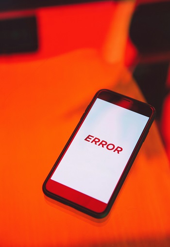 A phone with the error message | photo Polina Zimmerman, pexels