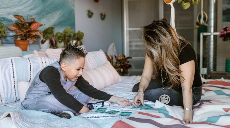 Mother and child playing memory card game | foto by RDNE Stock project at pexels