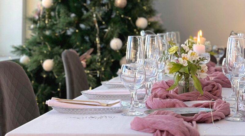 Christmas room and table decoration | photo: Dinara Guseinova, pexels